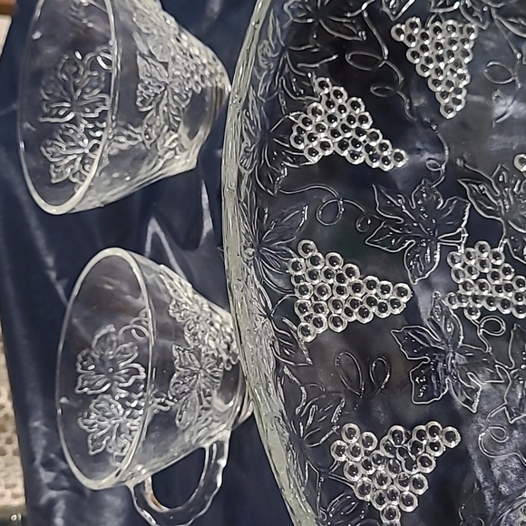 Grape design snack trays & cups Plate has raised design for cups Set of 4 - Picture 4 of 4